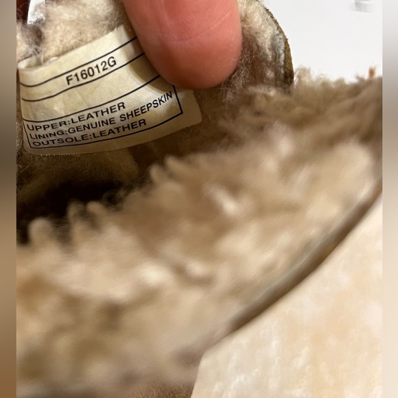 UGG BOOTS TIE UP BACK Sheep Skin, Color: Tan, Size Small infant - Picture 11 of 11